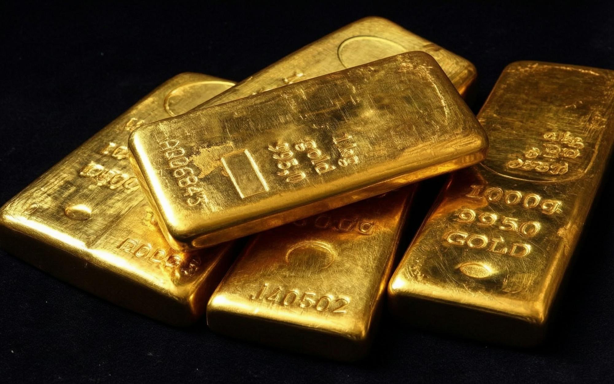 Loomed Shape Natixis Warns Gold Could Sink to $4,100 by Year End as Three Scenarios Loom